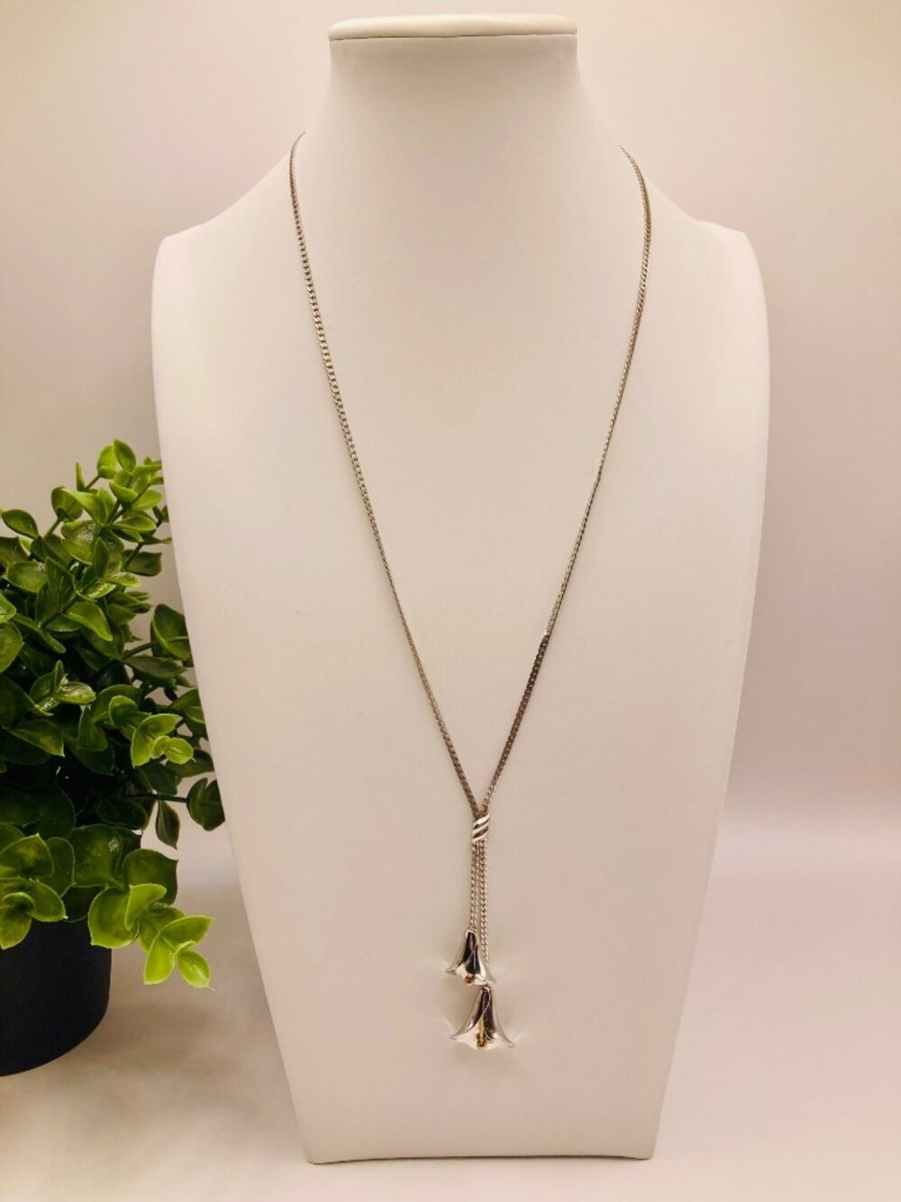 Vintage Avon Silver-Tone Tulip Floral Necklace -63B